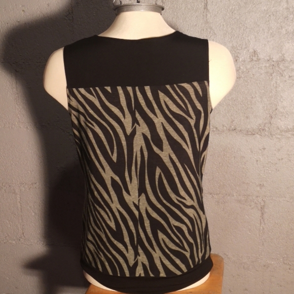 Sleeveless top - Picture 2 of 2